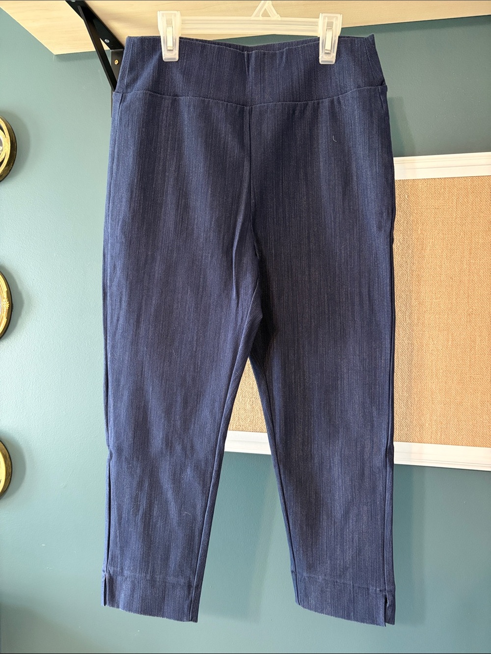 Agnes & Dora Slim Pull-On Capri Pants in Navy